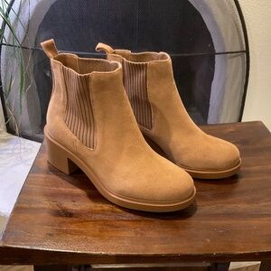 Andre Assous Gemma Chelsea Boot Muchroom Suede Size 8.5